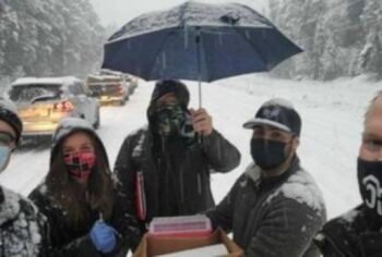 Profissionais de saúde presos na neve improvisam vacinação