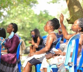 Mães se reúnem ao ar livre para interceder pelos filhos e família, em Uganda