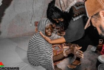 Viúvas dormem em colchões pela primeira vez, após doação de missionários na África